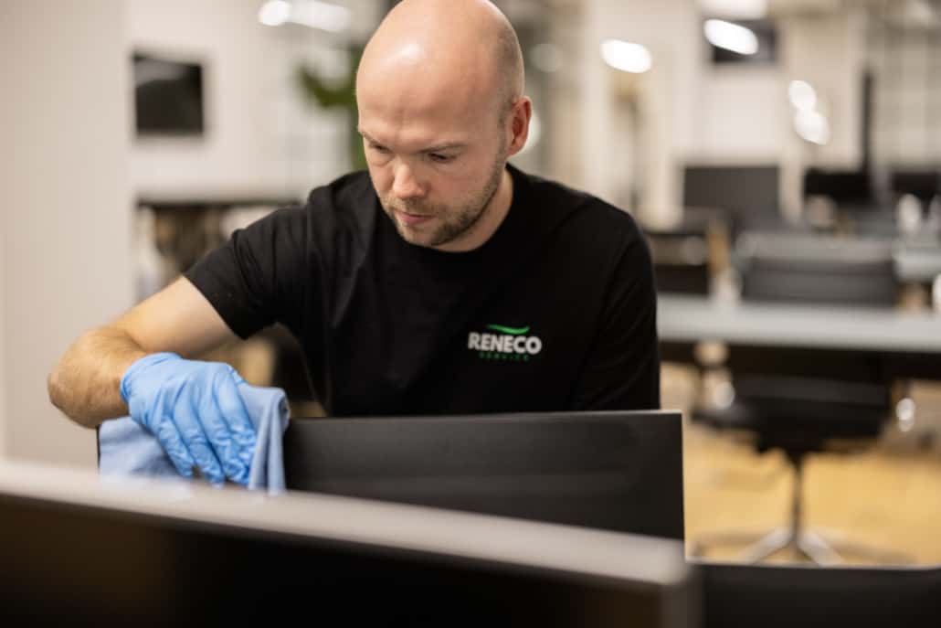 Medarbejder fra Renecon som er ved at lave kontorrengøring
