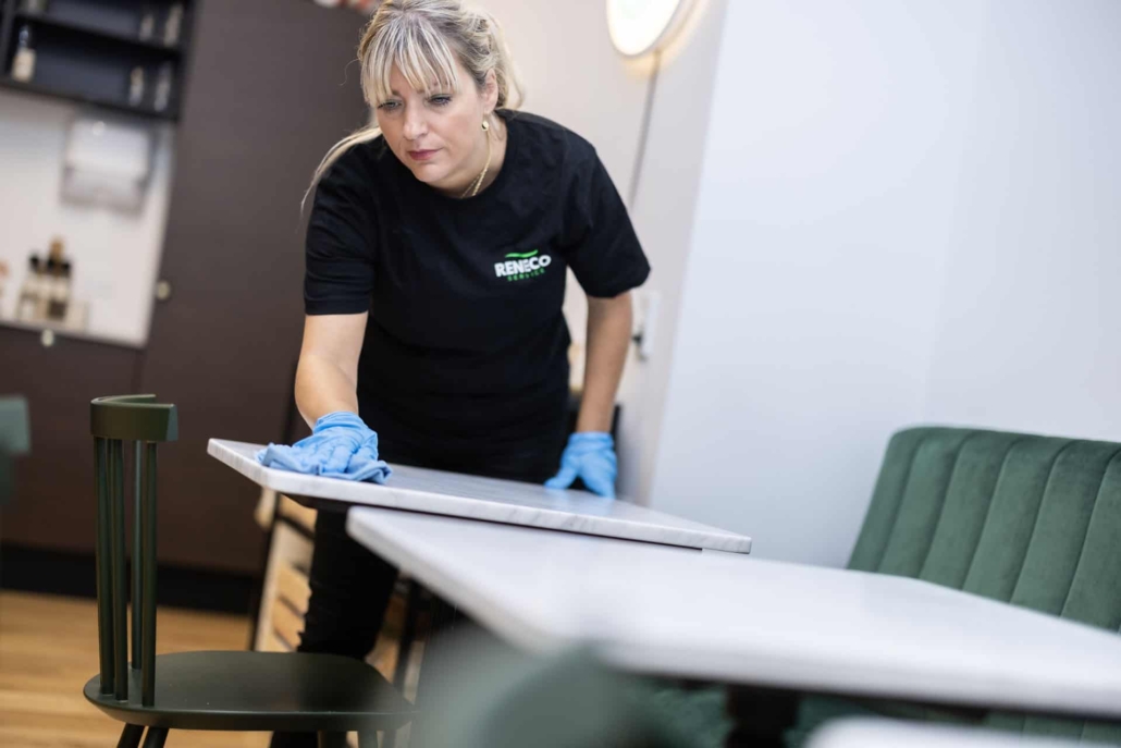 Grundig aftørring og rengøring af kontormøbler som en del af erhvervsrengøring i Glostrup