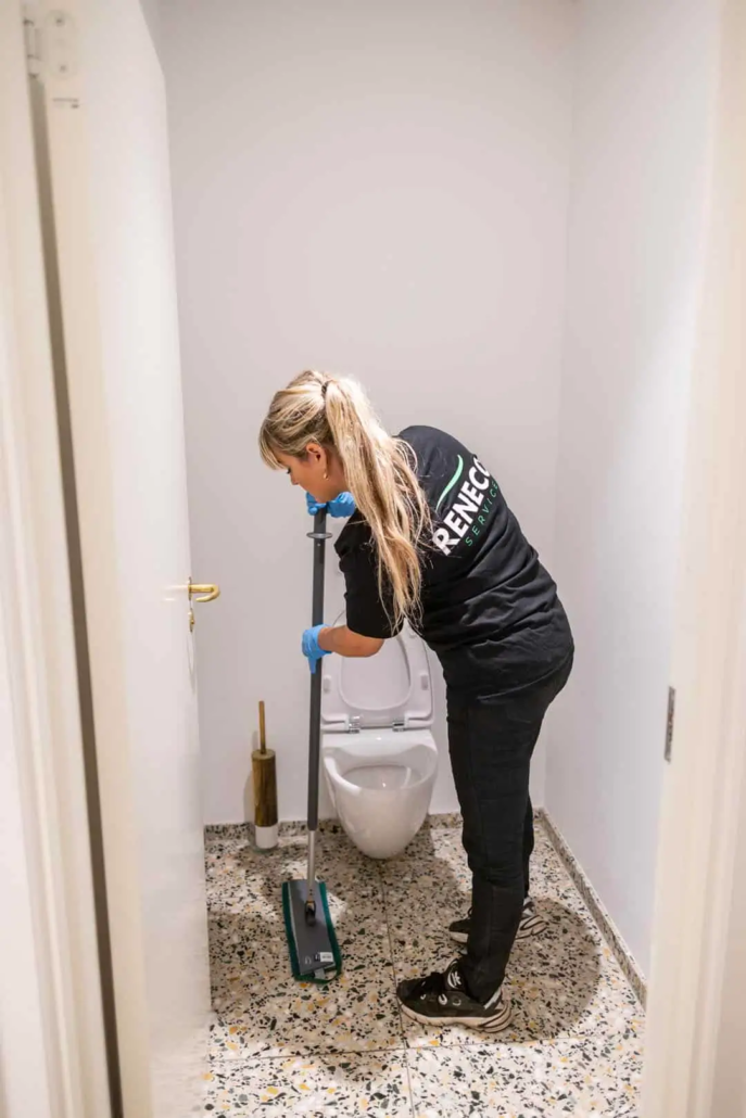 To medarbejdere fra Reneco som er igang med kontorrengøring