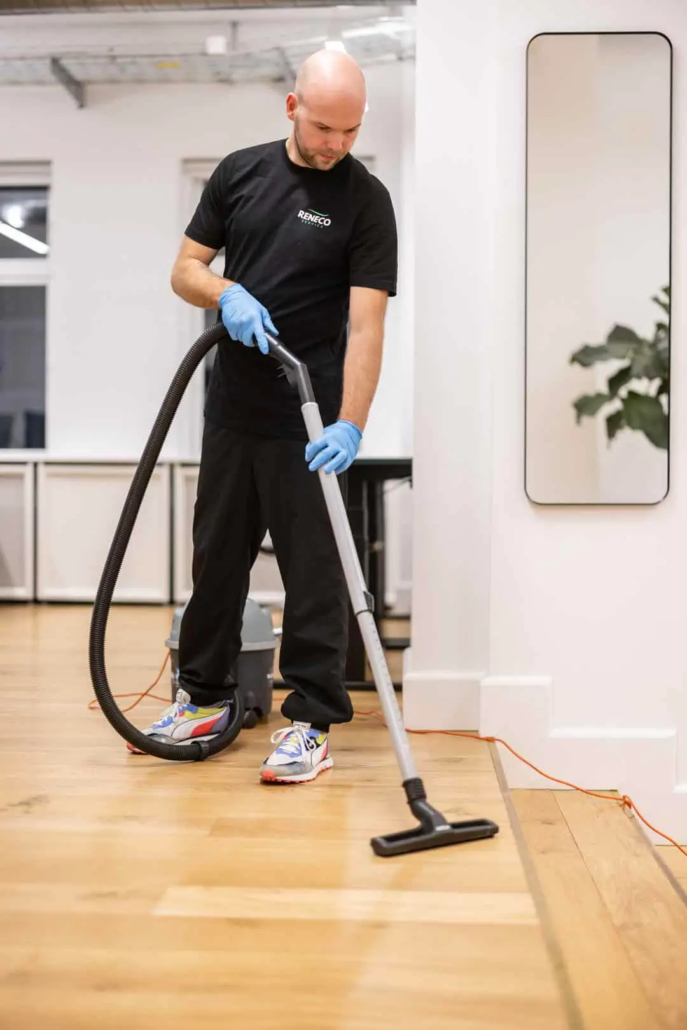 To medarbejdere fra Reneco som er igang med kontorrengøring