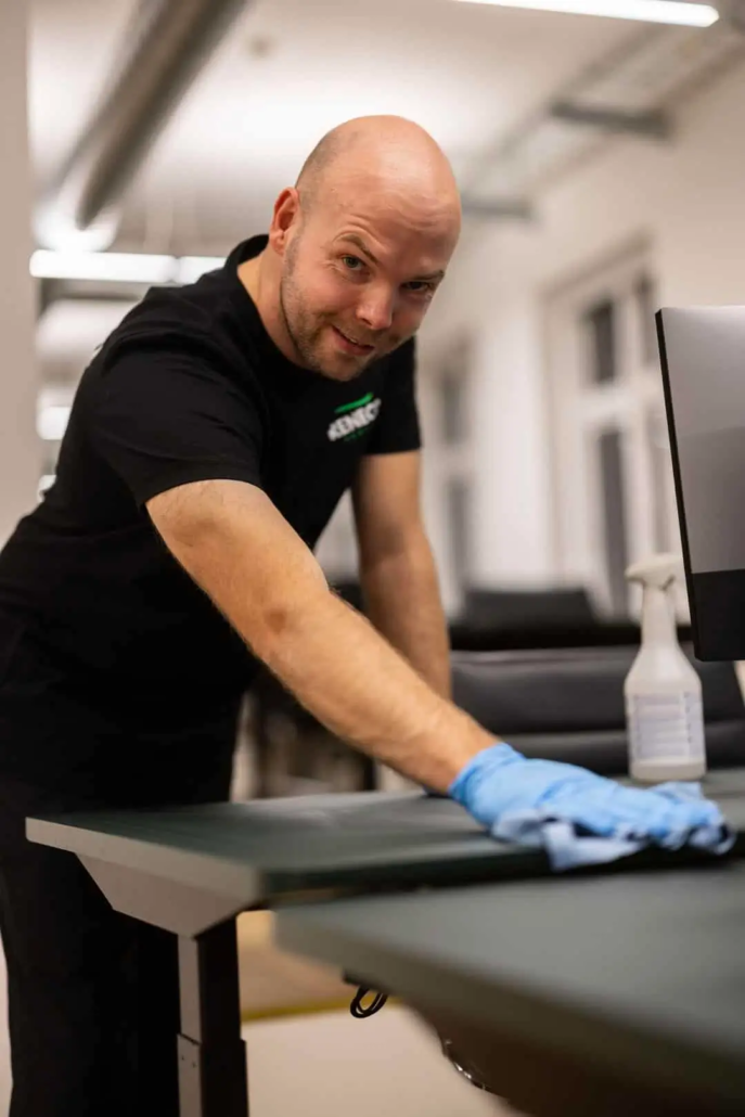 To medarbejdere fra Reneco som er igang med kontorrengøring