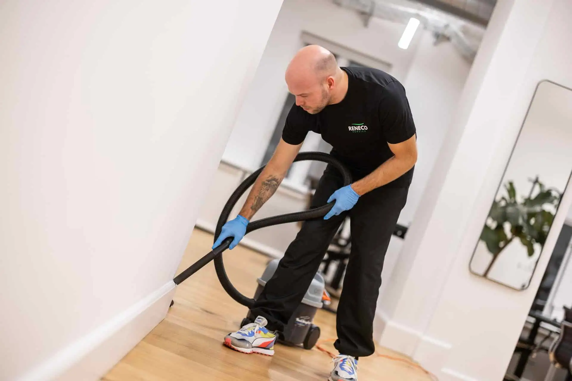 To medarbejdere fra Reneco som er igang med kontorrengøring