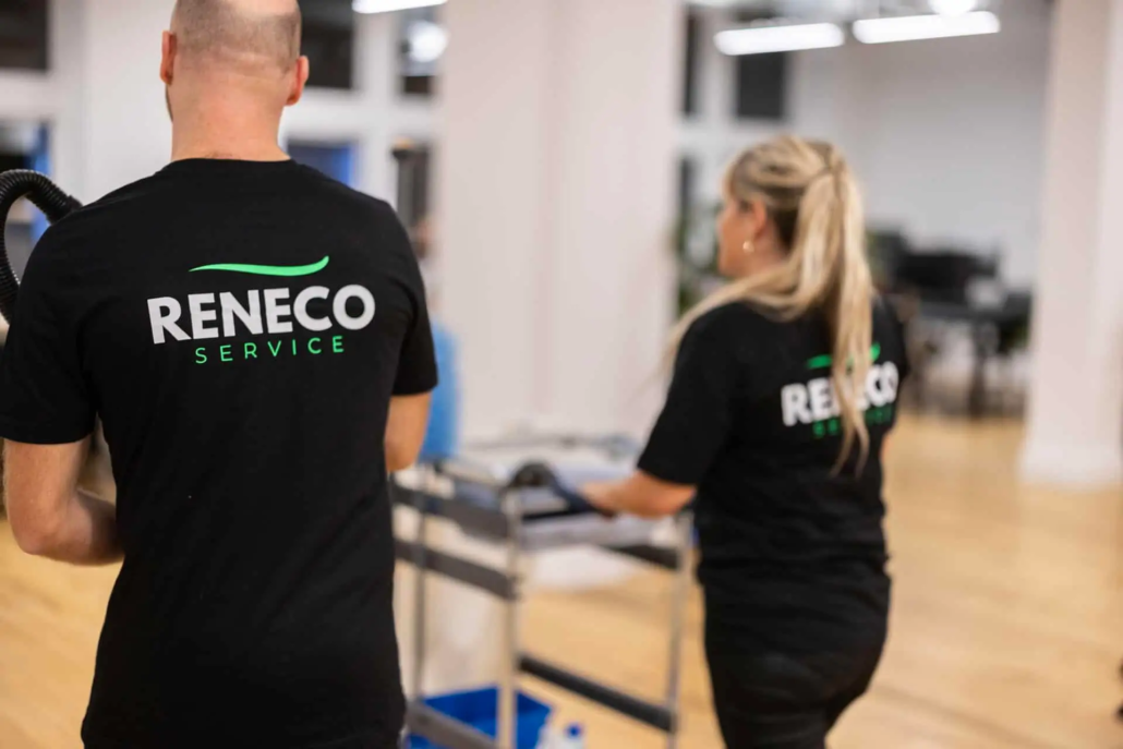 To medarbejdere fra Reneco som er igang med kontorrengøring